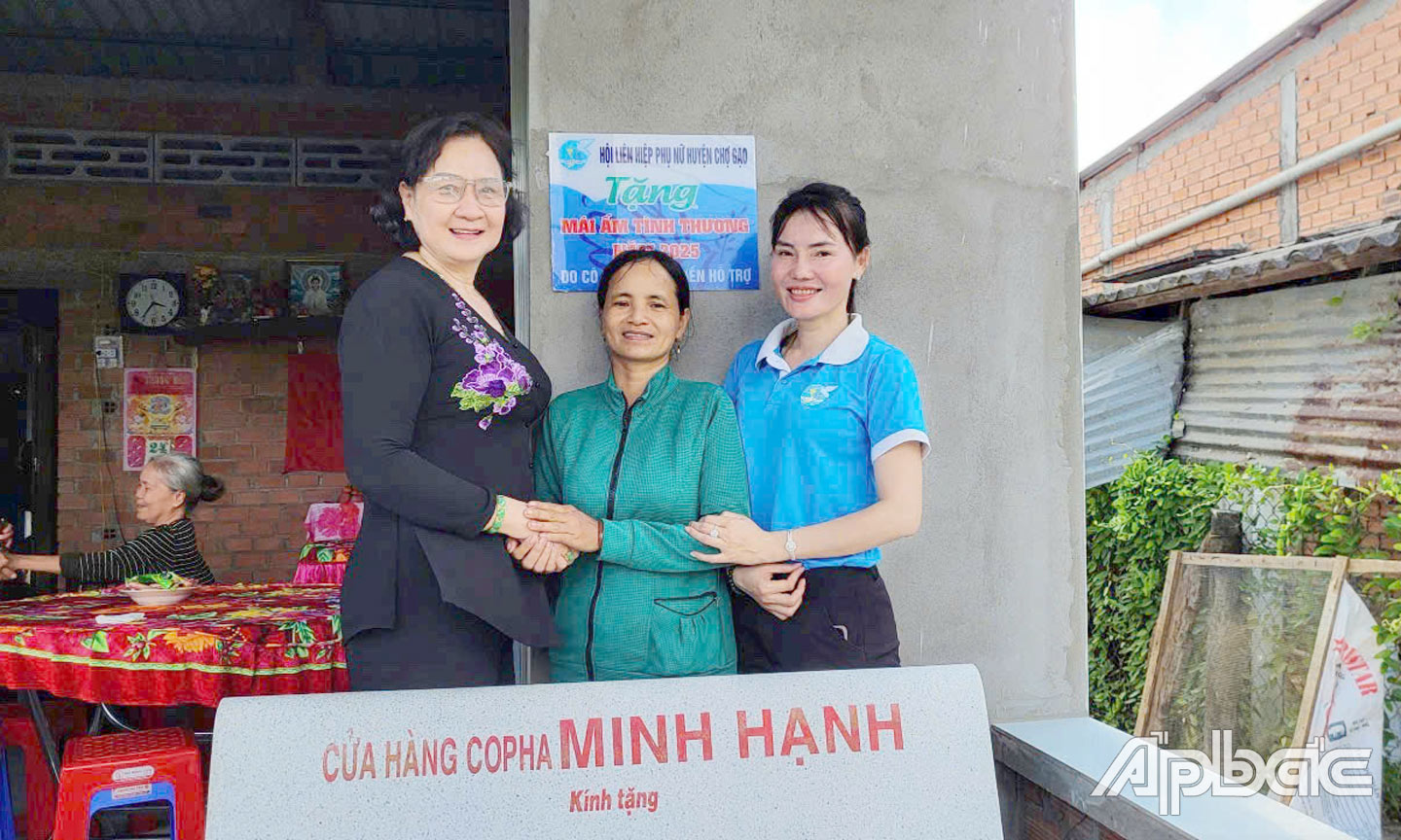 Cô Nguyễn Thị Tiền (bên trái) trao nhà tình thương cho chị Lê Thị Hồng Vui (ấp Tân Hòa, xã Tân Thuận Bình, huyện Chợ Gạo).