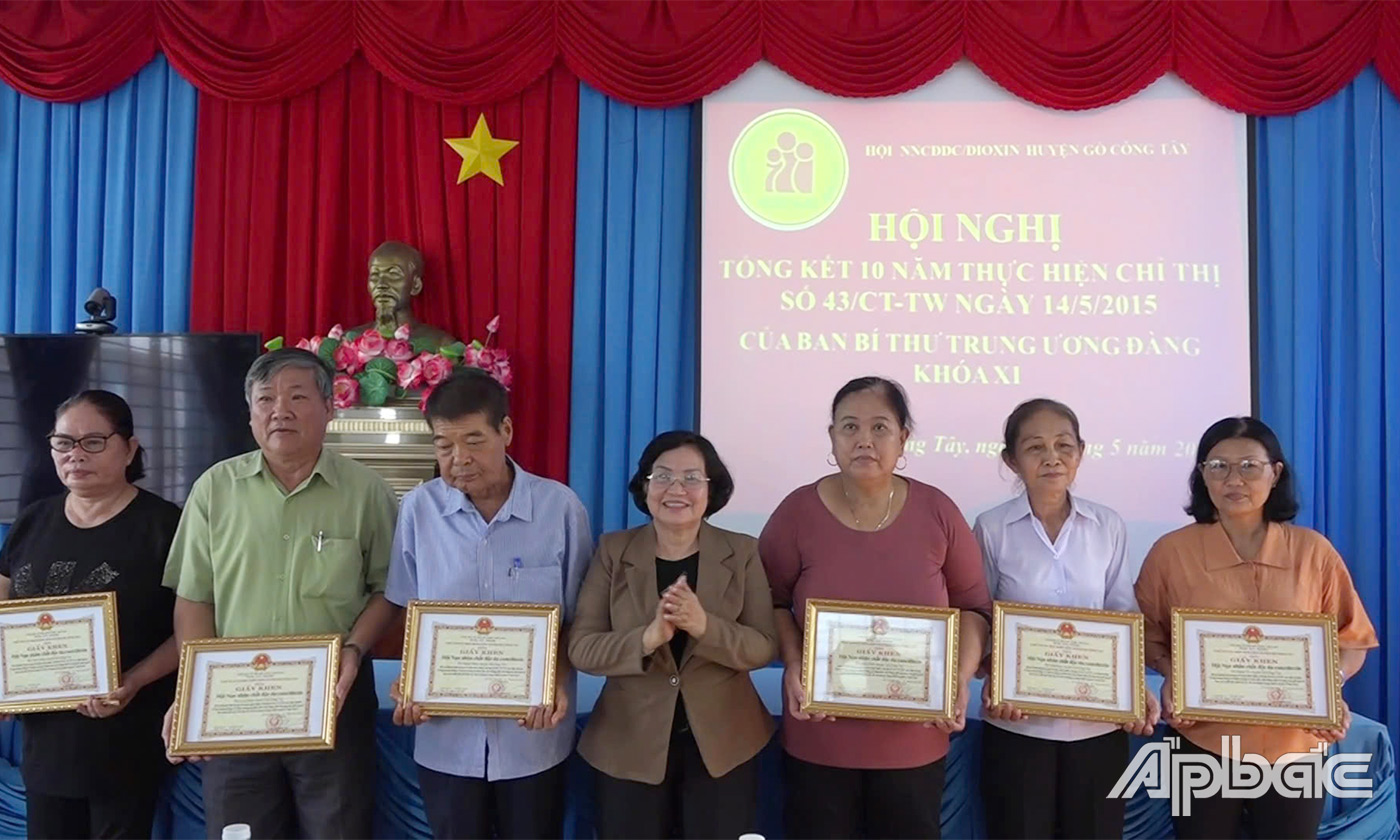 Khen thưởng các tập thể, cá nhân tại hội nghị