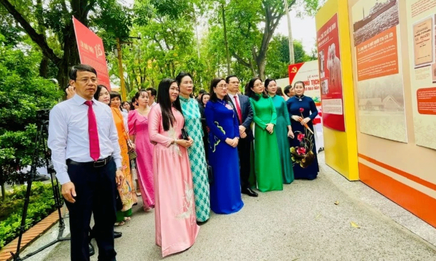 Các đại biểu tham quan Triển lãm Quốc gia “Chủ tịch Hồ Chí Minh - Tinh hoa dân tộc, tầm vóc thời đại”.
