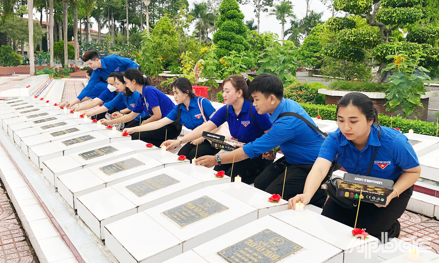 Đoàn viên, thanh niên huyện Tân Thạnh chăm sóc, vệ sinh nghĩa trang liệt sĩ, thể hiện lòng tri ân sâu sắc đối với các anh hùng đã hy sinh vì Tổ quốc