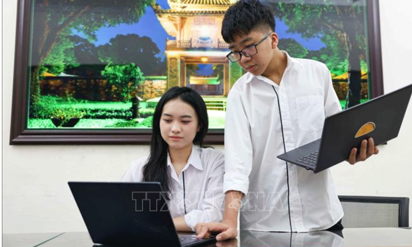 Giải Nhì ở lĩnh vực Hóa học thuộc về 2 học sinh Đỗ Hà Phương và Nguyễn Đức Thái (Trường THPT Việt Đức, Hà Nội) với đề tài “Vật liệu oxi hóa hiệu năng cao lithium vanadium oxide xử lí môi trường”. Ảnh: Thanh Tùng/TTXVN