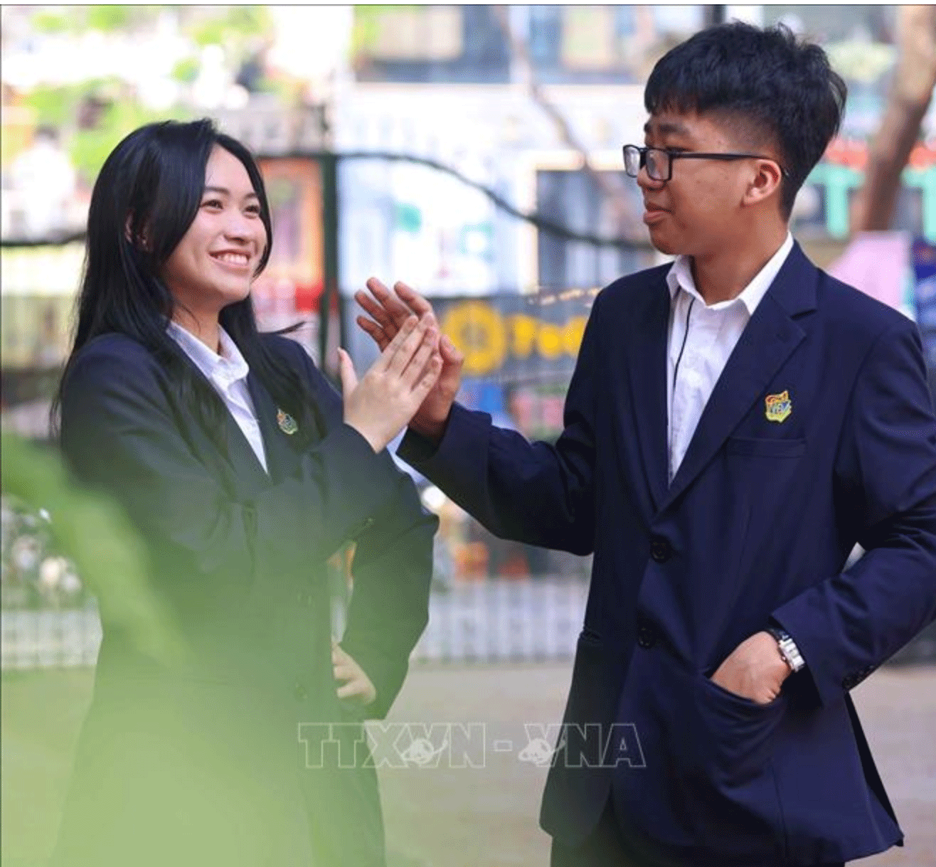 Hai học sinh Đỗ Hà Phương và Nguyễn Đức Thái (Trường THPT Việt Đức, Hà Nội) đạt giải Nhì với đề tài “Vật liệu oxi hóa hiệu năng cao lithium vanadium oxide xử lí môi trường”. Ảnh: Thanh Tùng/TTXVN
