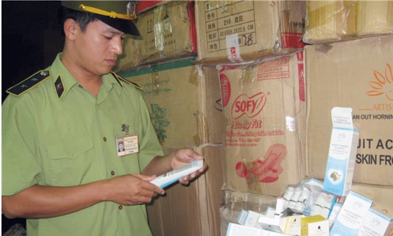 Lực lượng chức năng kiểm tra các mặt hàng mỹ phẩm. Ảnh: TTXVN
