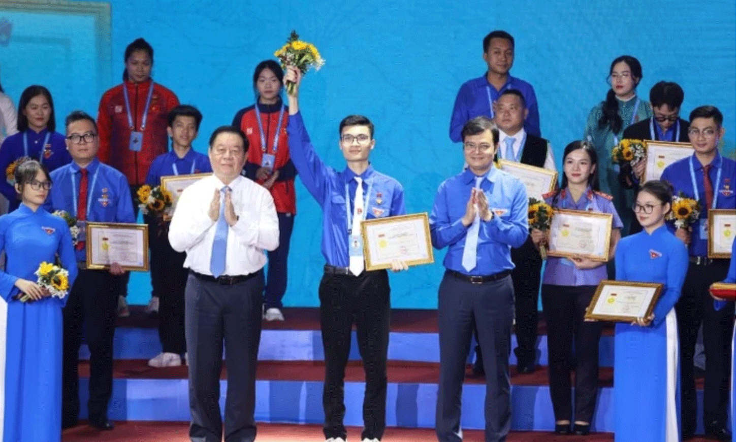 Đồng chí Nguyễn Trọng Nghĩa và lãnh đạo Trung ương đoàn tuyên dương thanh niên tiên tiến làm theo lời Bác tại đại hội.