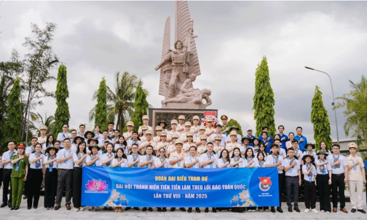 Các đại biểu tham gia một hoạt động về nguồn tại huyện Bình Chánh.