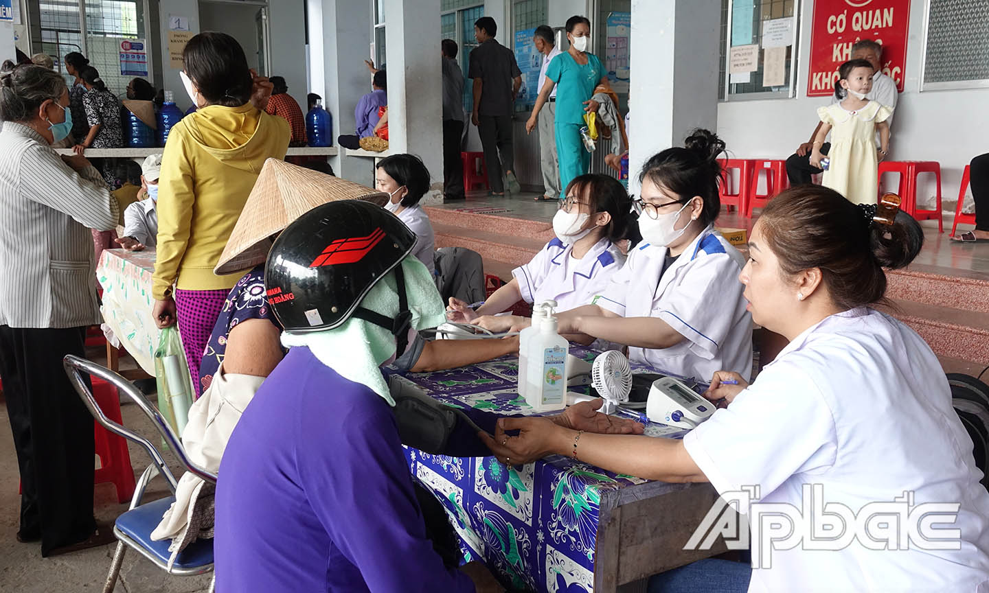 Khám bệnh cho người dân tại xã Cẩm Sơn