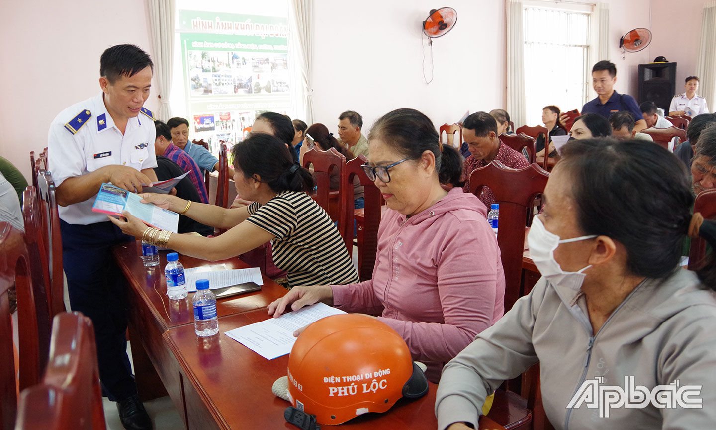Phát tờ rơi tuyên truyền