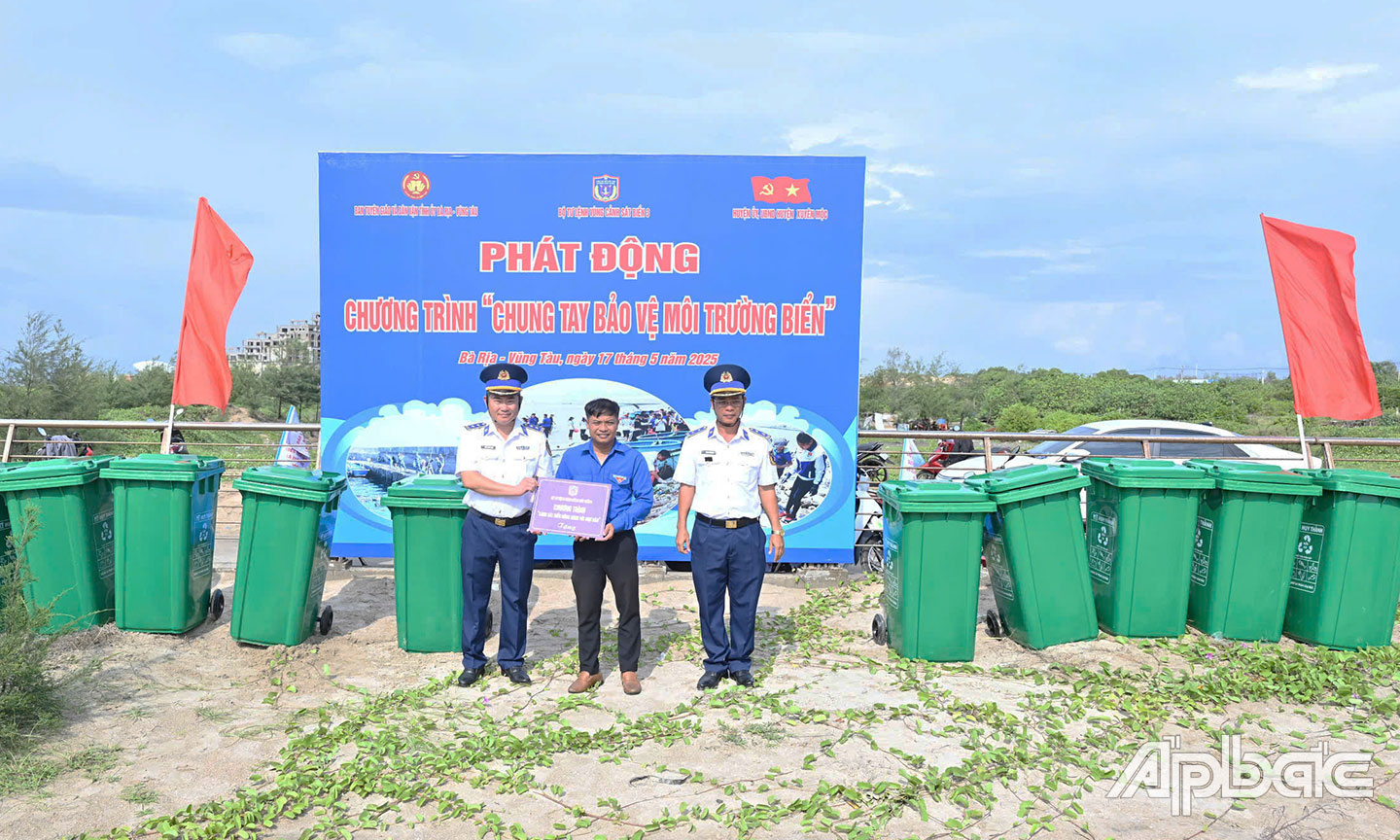 Trao tặng thùng chứa giác thai cho nhân dân