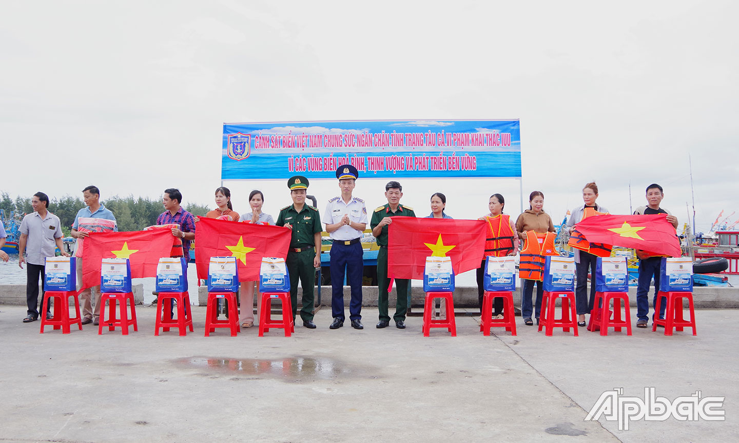 2 tặng quà cho ngư dân 