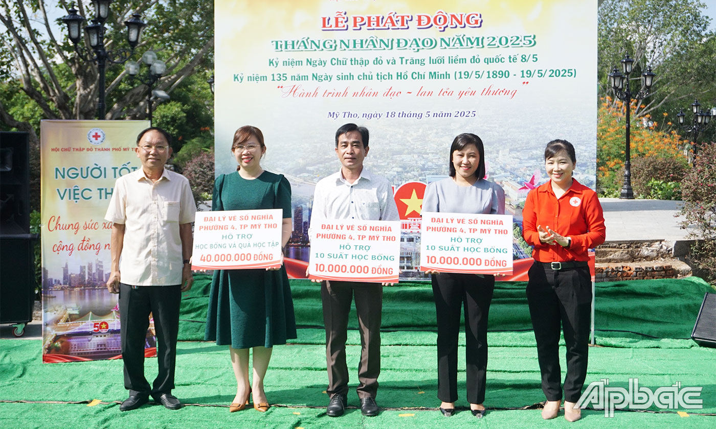 Nhiều cá nhân, đơn vị, mạnh thường quân trao Bảng tượng trưng ủng hộ tiền và hiện vật đến Hội CTĐ TP. Mỹ Tho. 