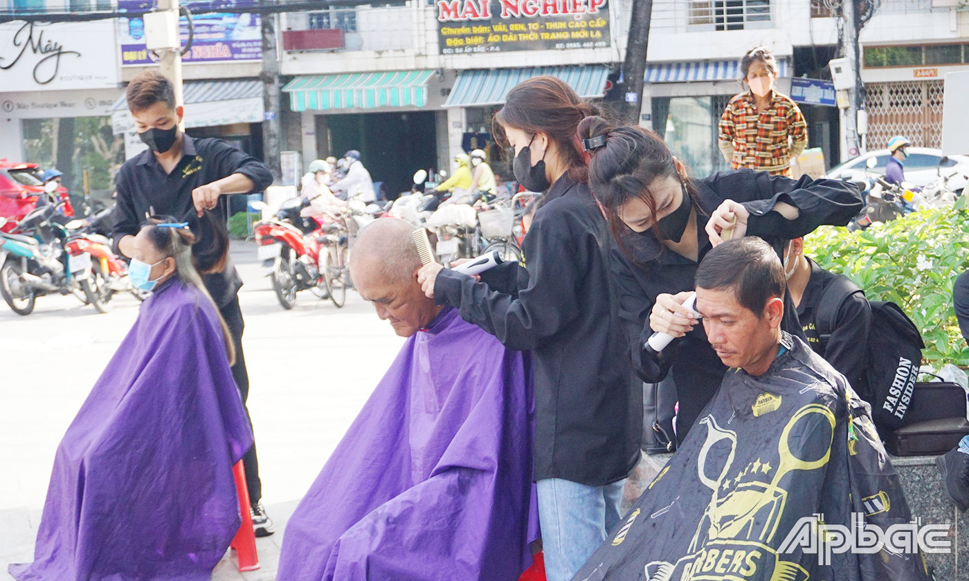 Hỗ trợ cắt tóc miễn phí cho người dân. 
