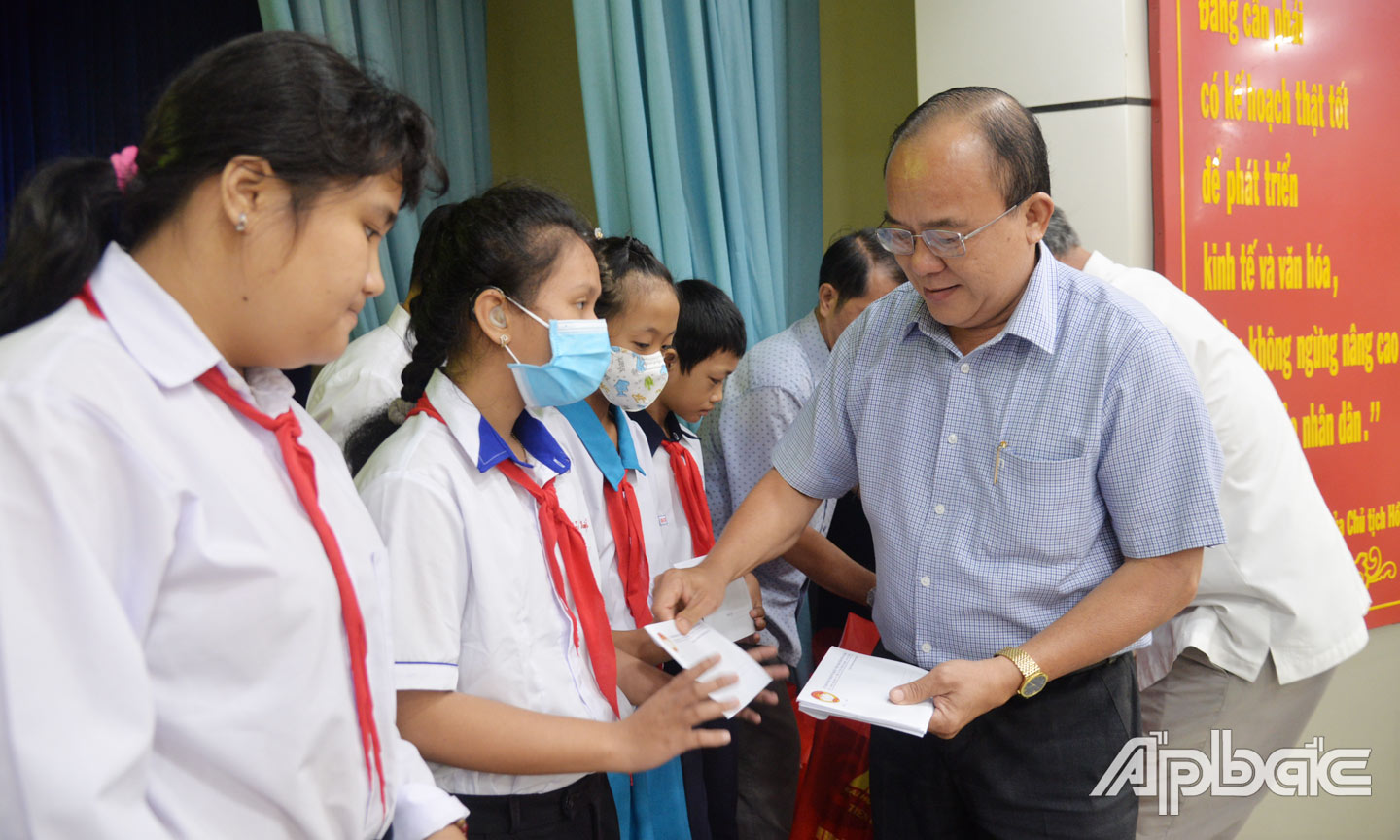 Đồng chí Nguyễn Chí Trung, Ủy viên Ban Thường vụ Tỉnh ủy, Chủ tịch Ủy ban MTTQ tỉnh trao quà cho học sinh có hoàn cảnh khó khăn.