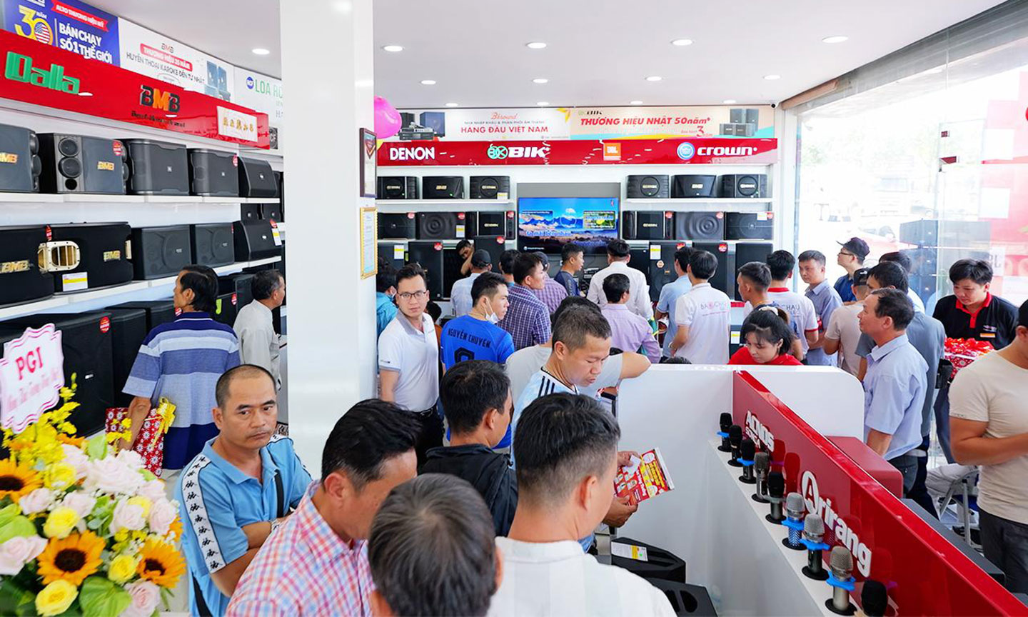 Khách hàng trải nghiệm và mua sắm tại showroom Bảo Châu Elec.