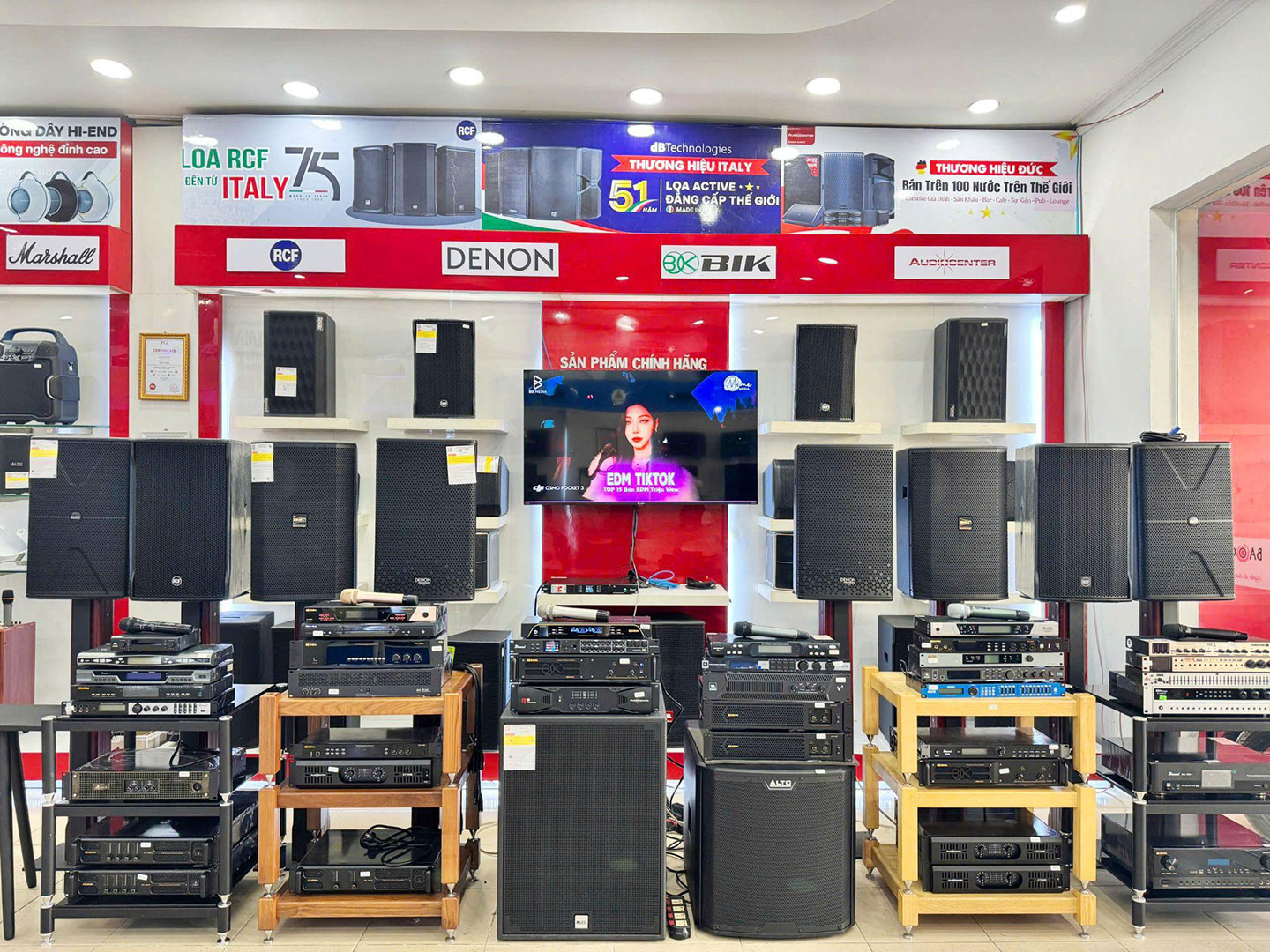 Đầy đủ các thiết bị cao cấp phối ghép bộ dàn karaoke chuyên nghiệp.
