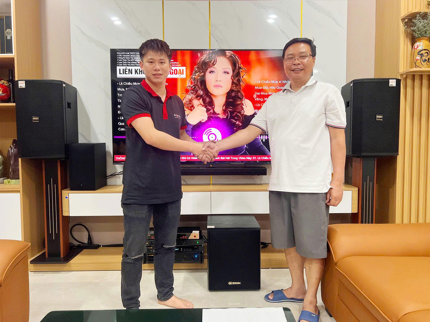 Bảo Châu Elec lắp đặt bộ dàn karaoke gia đình cho khách hàng.