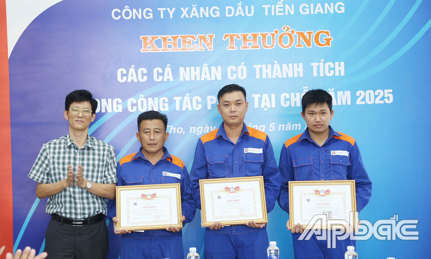 Lãnh đạo Công ty khen thưởng các cá nhân.