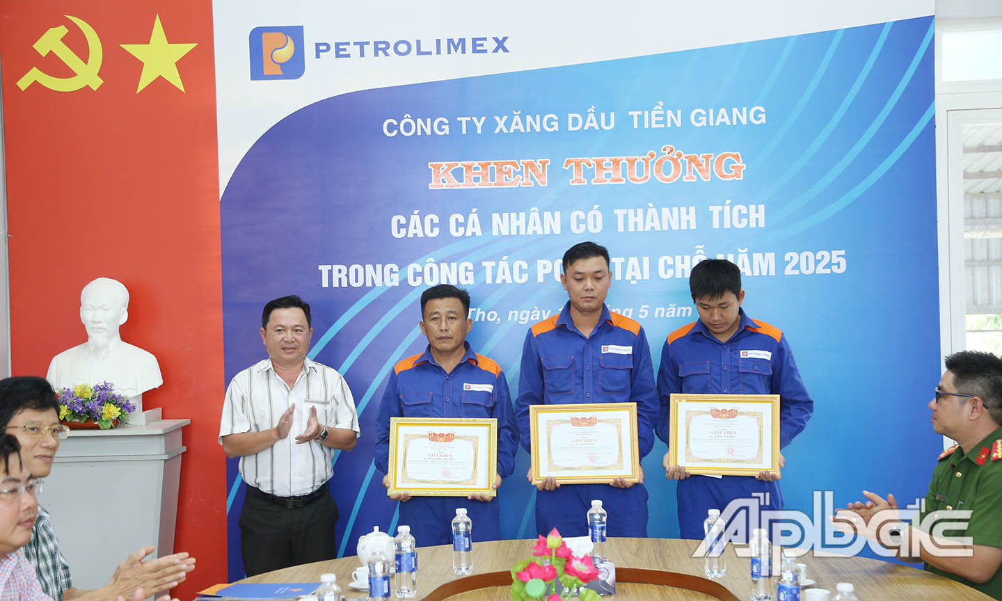UBND Phưởng 6 khen thưởng nhân viên công ty.