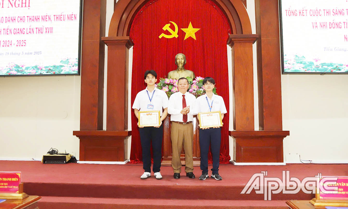 TS. Nguyễn Văn Khang, Chủ tịch Liên hiệp Hội, Trưởng ban Tổ chức Cuộc thi cấp tỉnh tặng Giấy khen cho tác giả đạt giải Nhất Cuộc thi