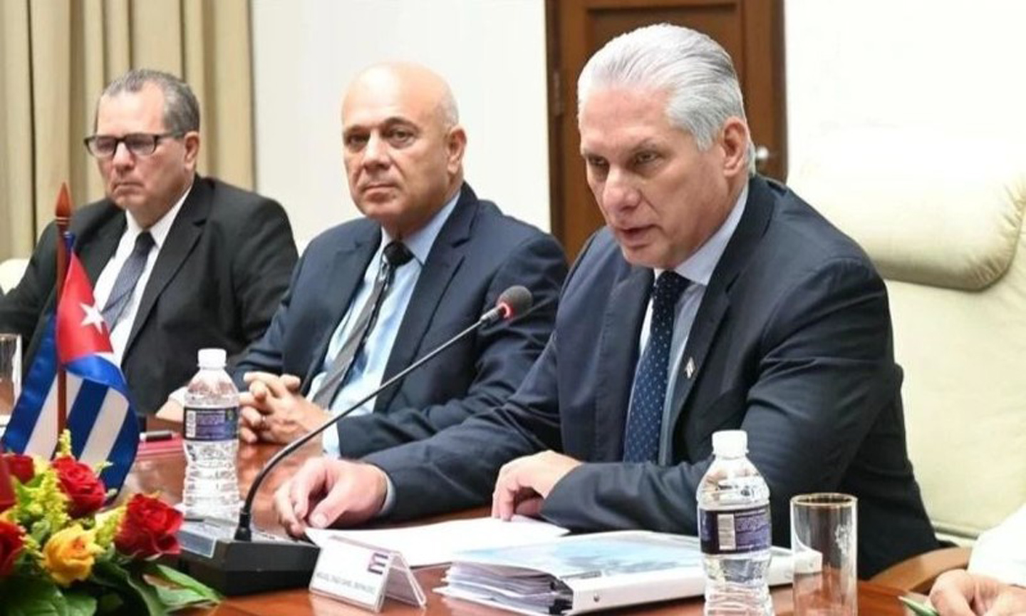 Cuban President Miguel Díaz-Canel at a meeting with a delegation of Vietnamese businesses led by the Thai Binh Group. (Photo: VNA).