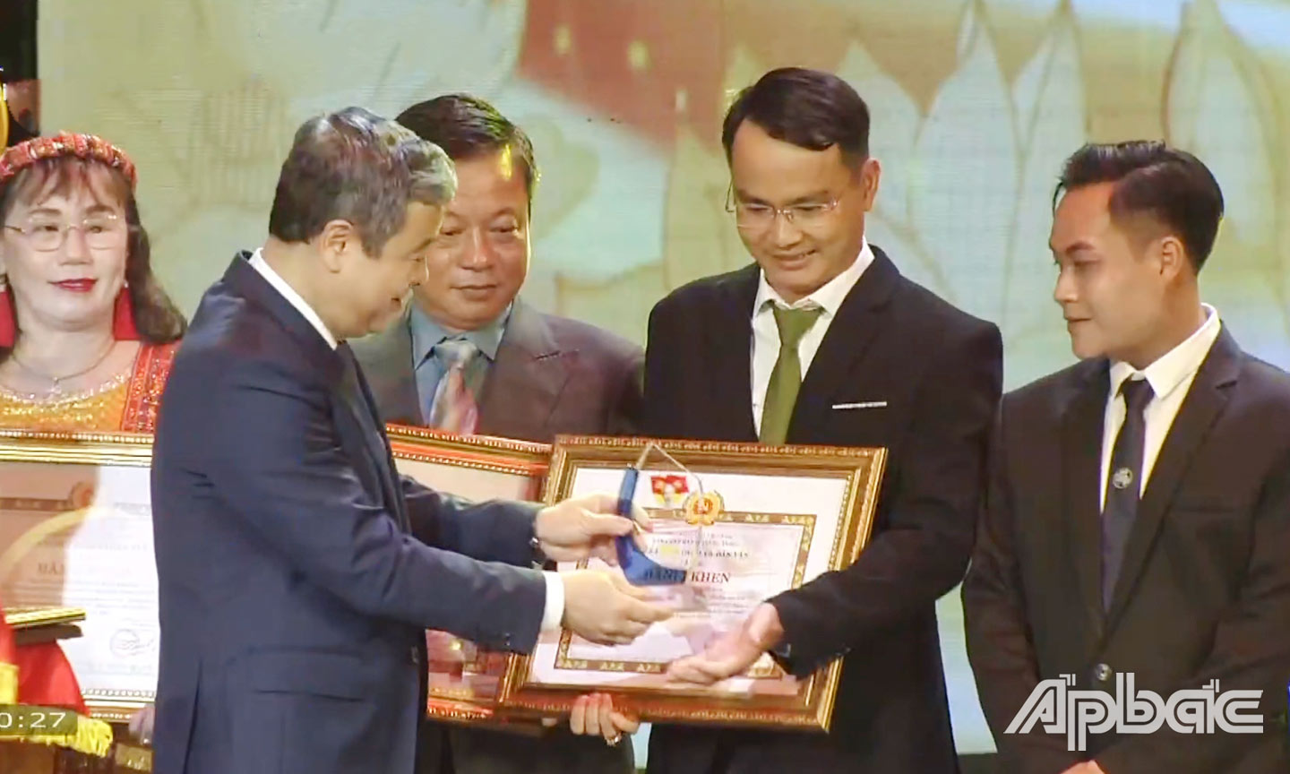 Phó Trưởng Ban Tuyên giáo và dân vận Trung ương Ngô Đông Hải trao giải thưởng cho Tiến sĩ Võ Văn Sơn (Trường Đại học Tiền Giang).