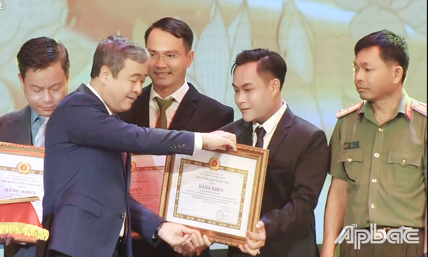 Ông Trương Minh Nhựt, Chuyên viên Trung tâm Thông tin Thư viện, Trường Đại học Tiền Giang nhận giải thưởng.