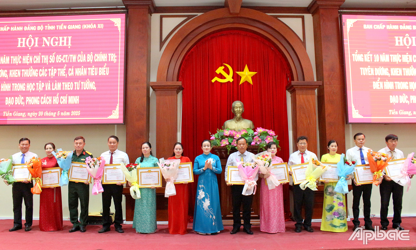 Phó Bí thư Thường trực Tỉnh uỷ Nguyễn Hải Trâm khen thưởng các tập thể tiêu biểu.