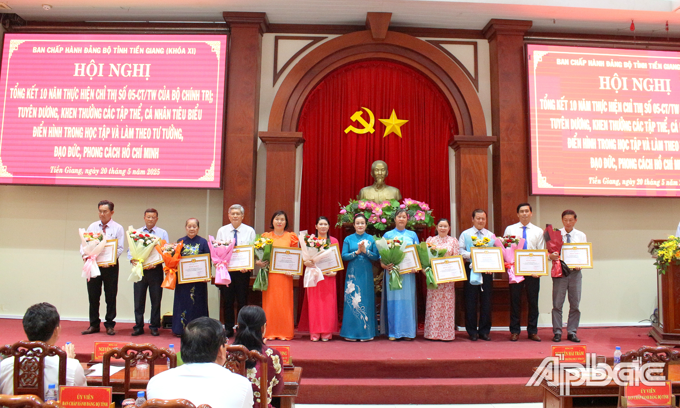 Phó Bí thư Thường trực Tỉnh uỷ Nguyễn Hải Trâm khen thưởng các cá nhân điển hình.