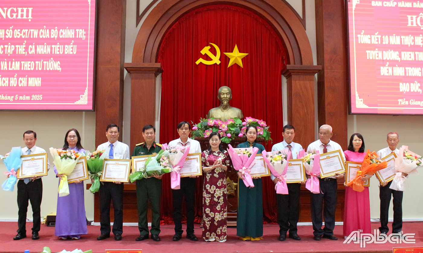 Đồng chí Châu Thị Mỹ Phương, Uỷ viên Ban Thường vụ Tỉnh uỷ, Chủ tịch HĐND tỉnh khen thưởng cá cá nhân.