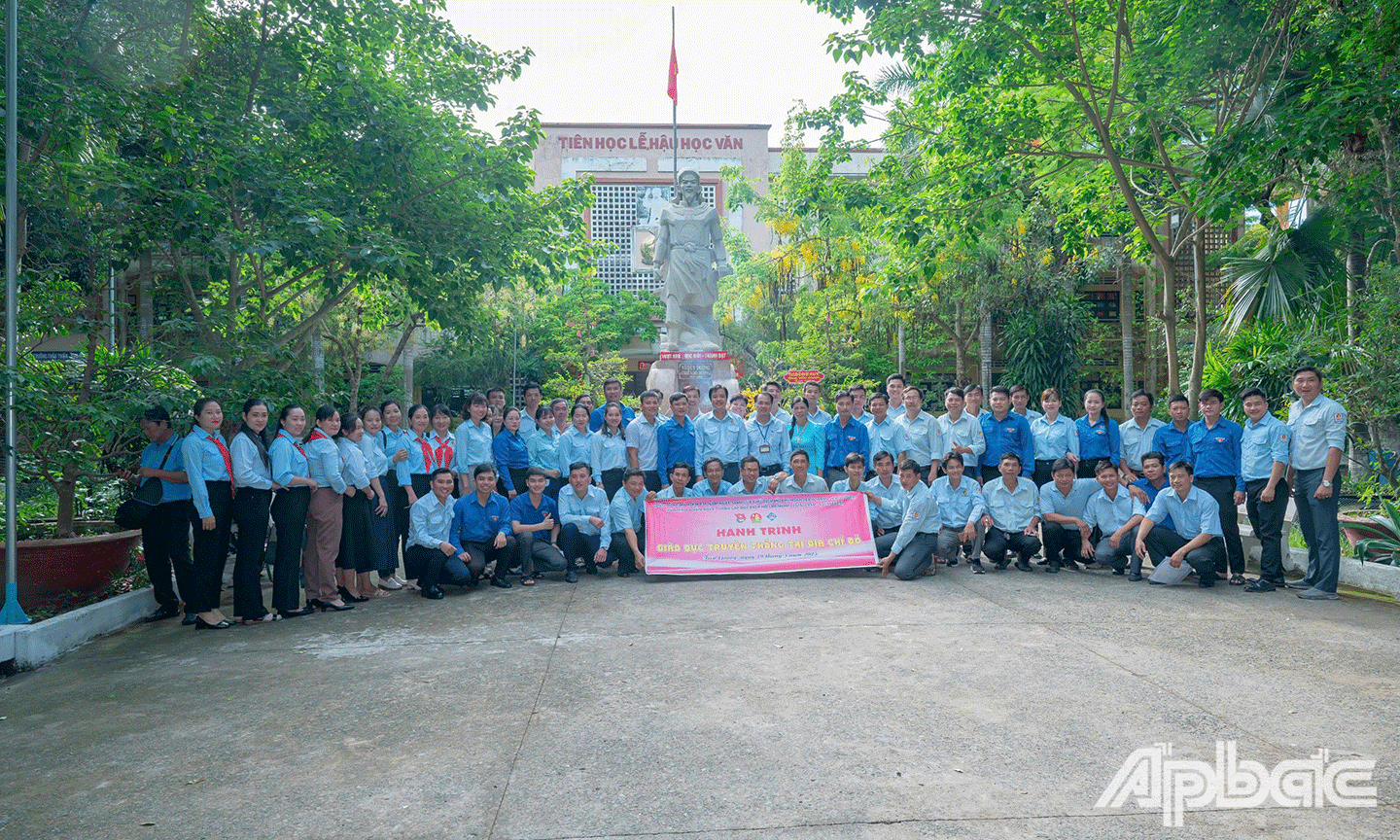 Hành trình về địa chỉ đỏ, tổ chức Lễ dâng hương và giáo dục truyền thống về tiểu sử Anh hùng dân tộc Thiên Hộ Dương (Võ Duy Dương) tại trường THPT Thiên Hộ Dương, huyện Cái Bè.