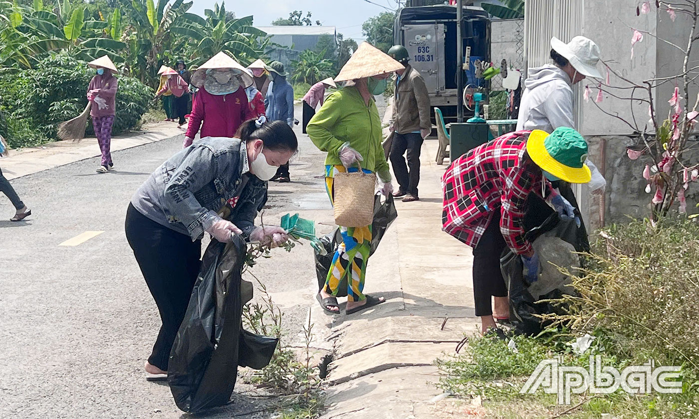 Đông đảo cán bộ, hội viên phụ nữ ra quân vệ sinh tại Thị trấn Mỹ Phước, huyện Tân Phước.