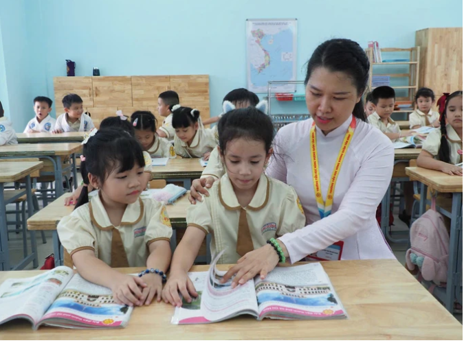 Học sinh Trường Tiểu học Hùng Vương (quận Tân Bình) trong giờ học vào cuối tháng 4-2025. Nguồn: sggp.org.vn