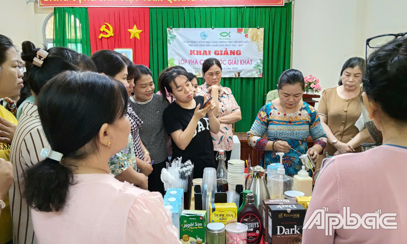 Hội LHPN tỉnh vừa phối hợp mở 3 lớp pha chế nước giải khát cho phụ nữ.