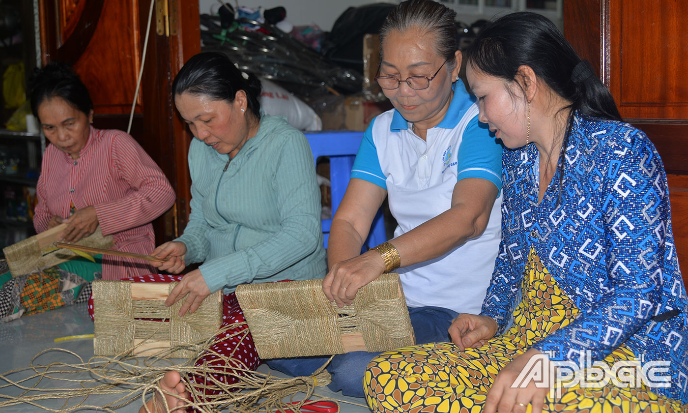 Bà Nguyễn Thị Hồng Sen, Tổ trưởng THT Kim Ngân trực tiếp hướng dẫn chị em đan lát. 