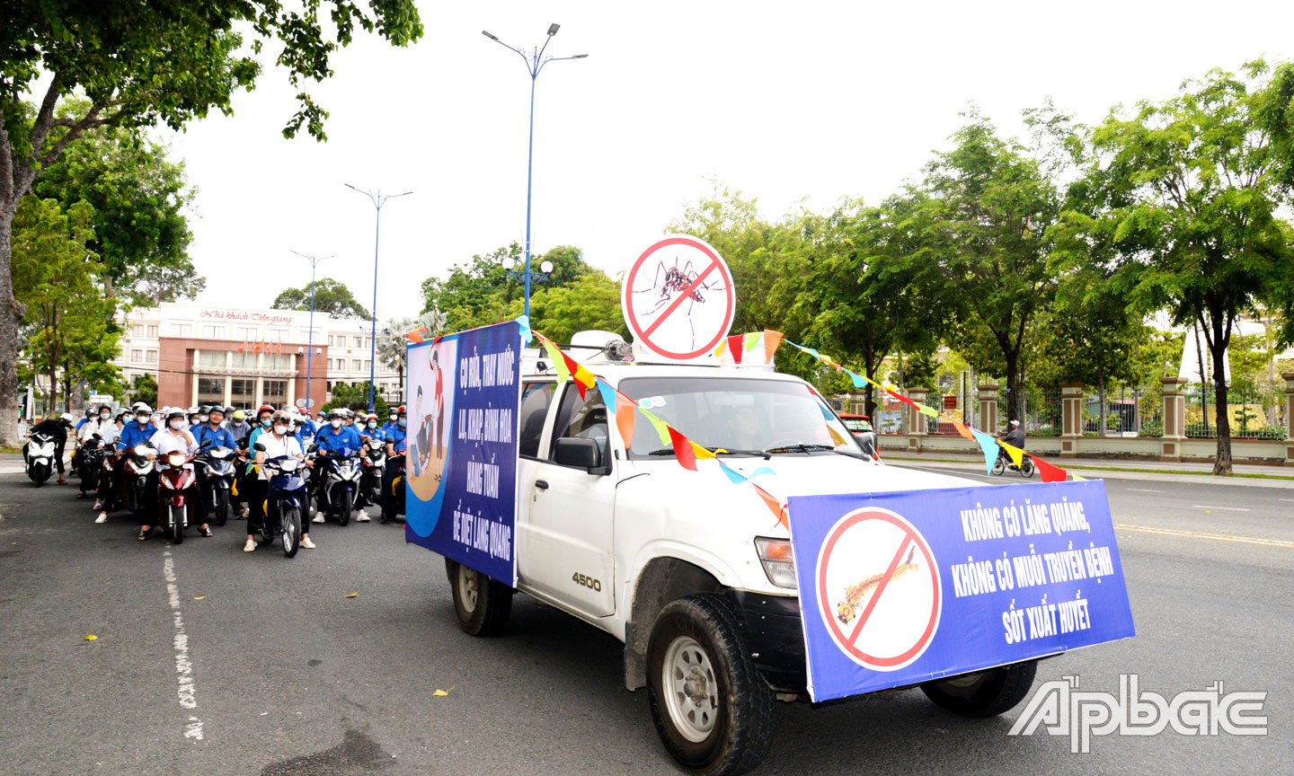 Đoàn tuần hành qua các tuyến đường trên địa bàn TP. Mỹ Tho trong lễ Mittinh hưởng ứng Ngày ASEAN phòng, chống SXH lần thứ 14 năm 2025.