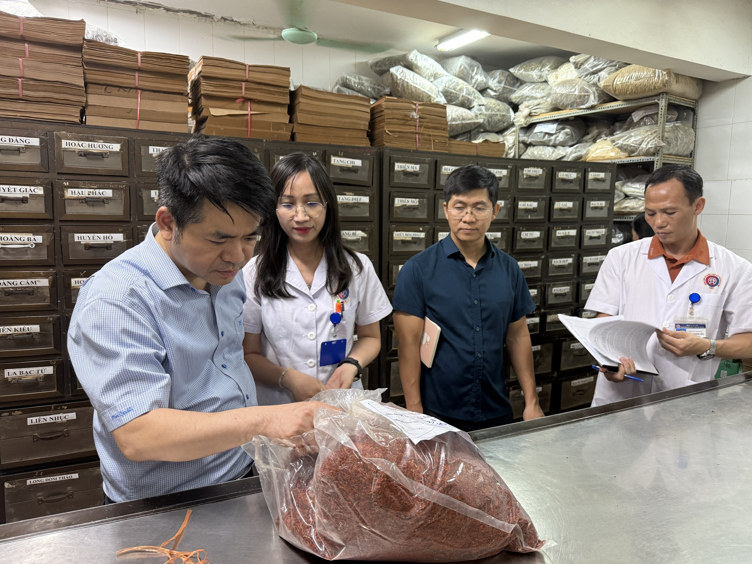 TS.DS Trần Minh Ngọc - Phó Cục trưởng Cục Quản lý Y, Dược học cổ truyền - Trưởng đoàn kiểm tra của Cục Quản lý Y, Dược học cổ truyền kiểm tra tại Bệnh viện đa khoa y học cổ truyền Hà Nội chiều 21-5.