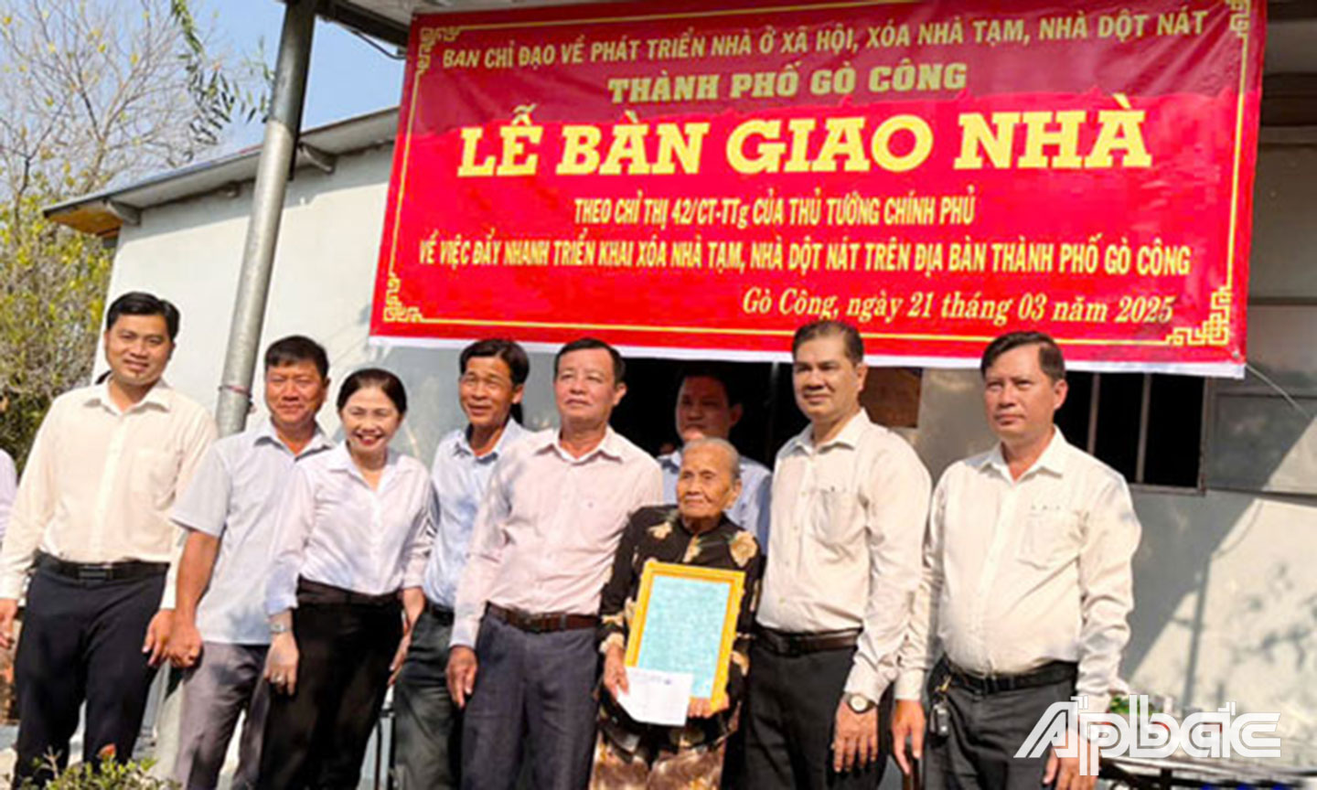 Lãnh đạo TP Gò Công và đơn vị tài trợ bàn giao nhà Đại đoàn kết ở xã Tân Trung