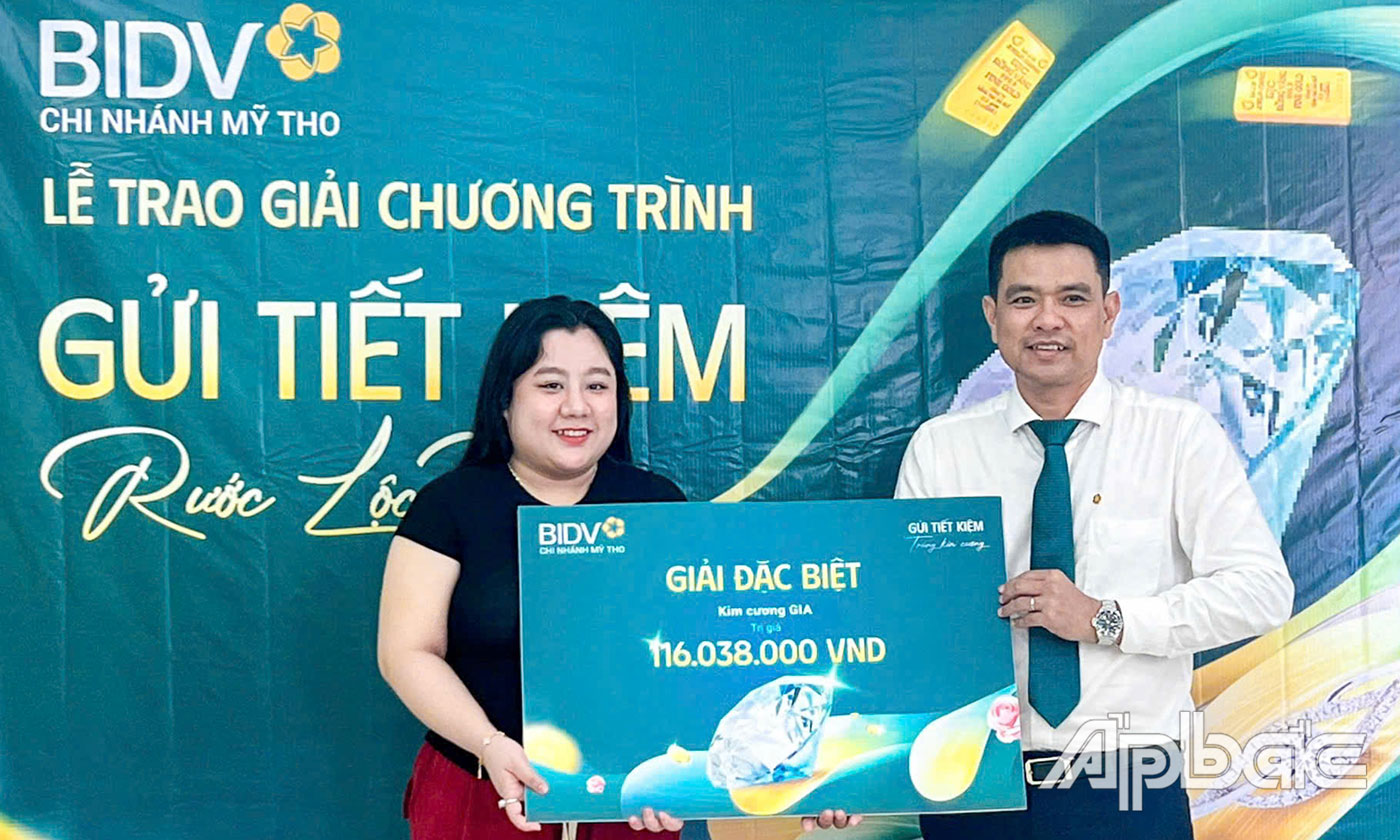 Trao giải cho khách hàng Nguyễn Ngọc Yến.