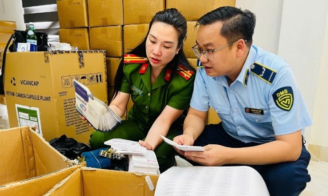 Lực lượng chức năng kiểm kê số thực phẩm chức năng, thiết bị y tế giả.