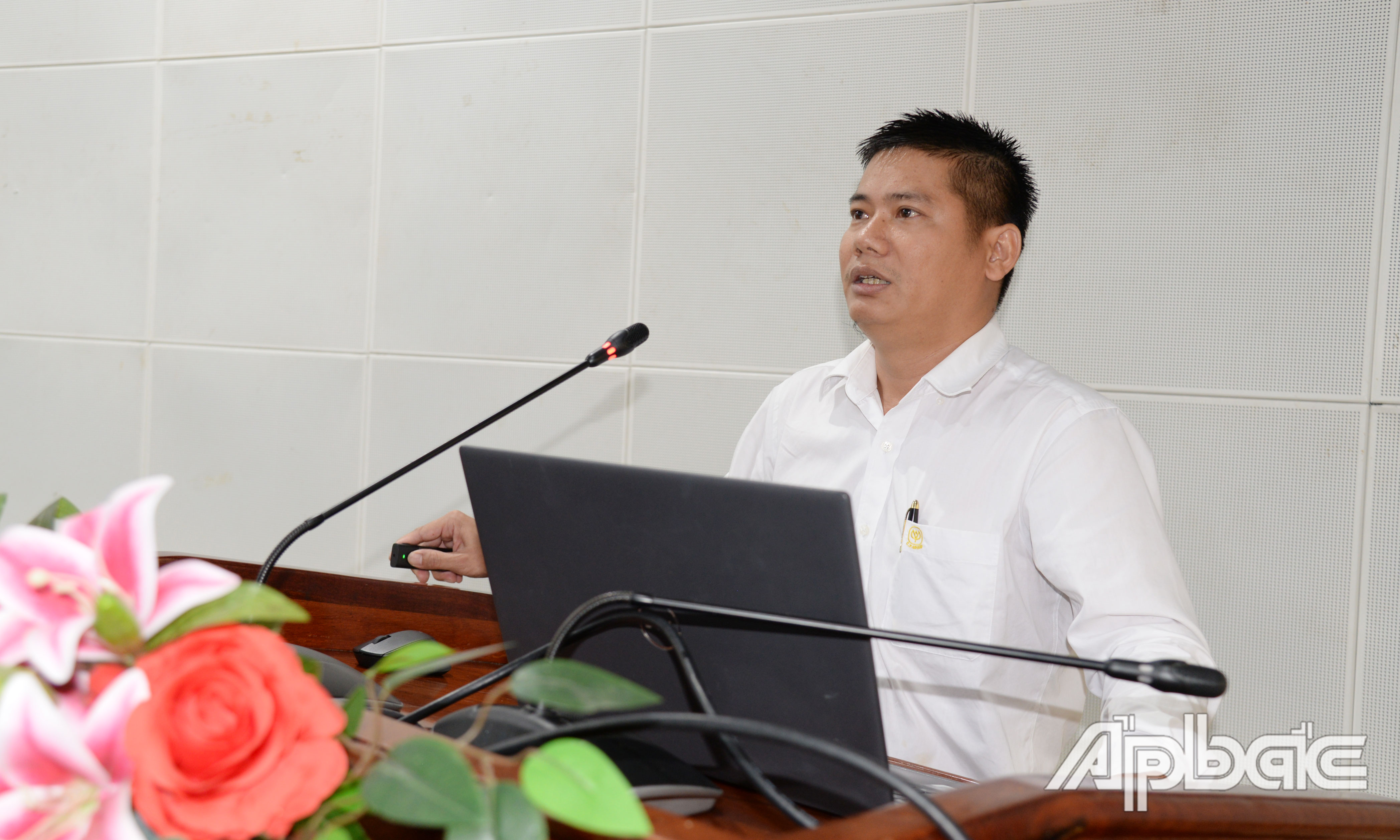 Đại diện Công ty cổ phần Chăn nuôi C.P Việt Nam - Chi nhánh Nhà máy Tiền Giang giới thiệu về giống gà đẻ trứng hồng CP. T1 - và quy trình chăm sóc, nuôi dưỡng, phòng bệnh.