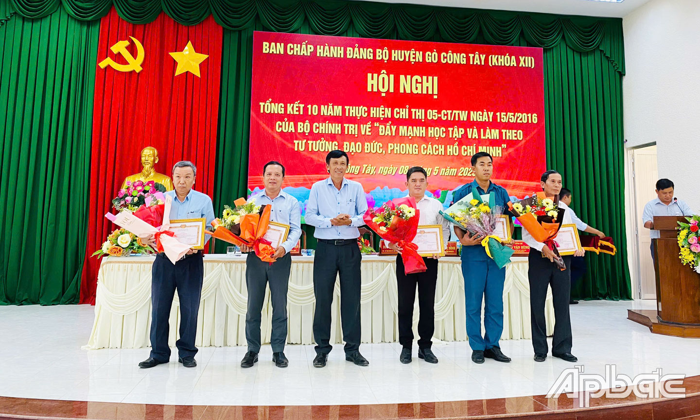 Ban Thường vụ Huyện ủy Gò Công Tây biểu dương khen thưởng các tập thể và cá nhân có thành tích xuất sắc trong thực hiện Chỉ thị 05.