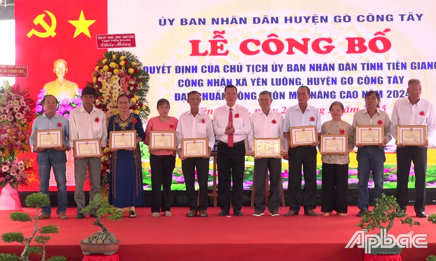 Lãnh đạo huyện trao Giấy khen cho các tập thể, cá nhân