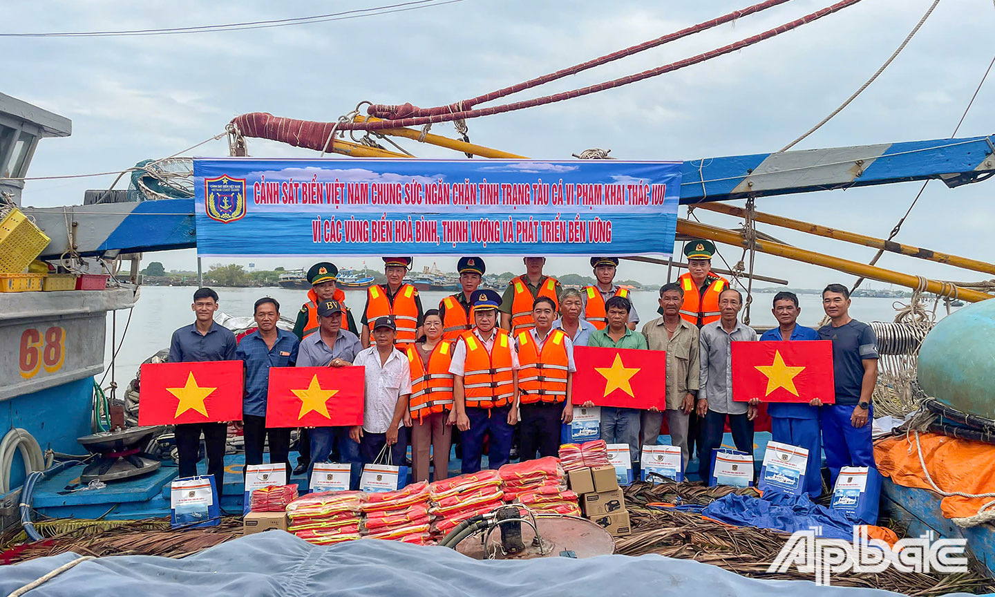 Đại tá Nguyễn Đức Hiếu, Phó Tư lệnh Pháp luật, Bộ Tư lệnh Vùng Cảnh sát biển 3 cùng các đại biểu tặng cờ Tổ quốc và quà cho ngư dân huyện Long Đất.