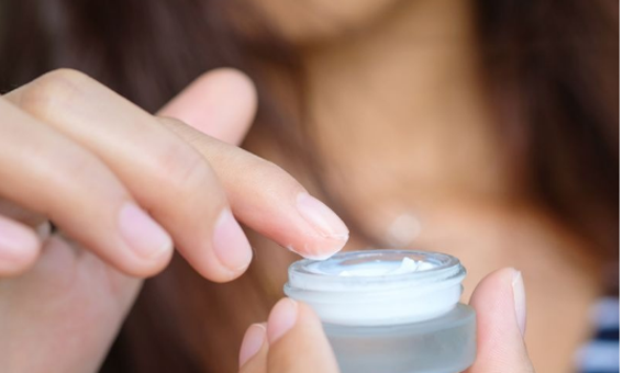 Nội dung quảng cáo sản phẩm mỹ phẩm bắt buộc phải có các thông tin gồm tên sản phẩm mỹ phẩm; tính năng, công dụng của sản phẩm mỹ phẩm; tên, địa chỉ của tổ chức, cá nhân chịu trách nhiệm đưa sản phẩm ra thị trường; các cảnh báo theo quy định của các hiệp định quốc tế.