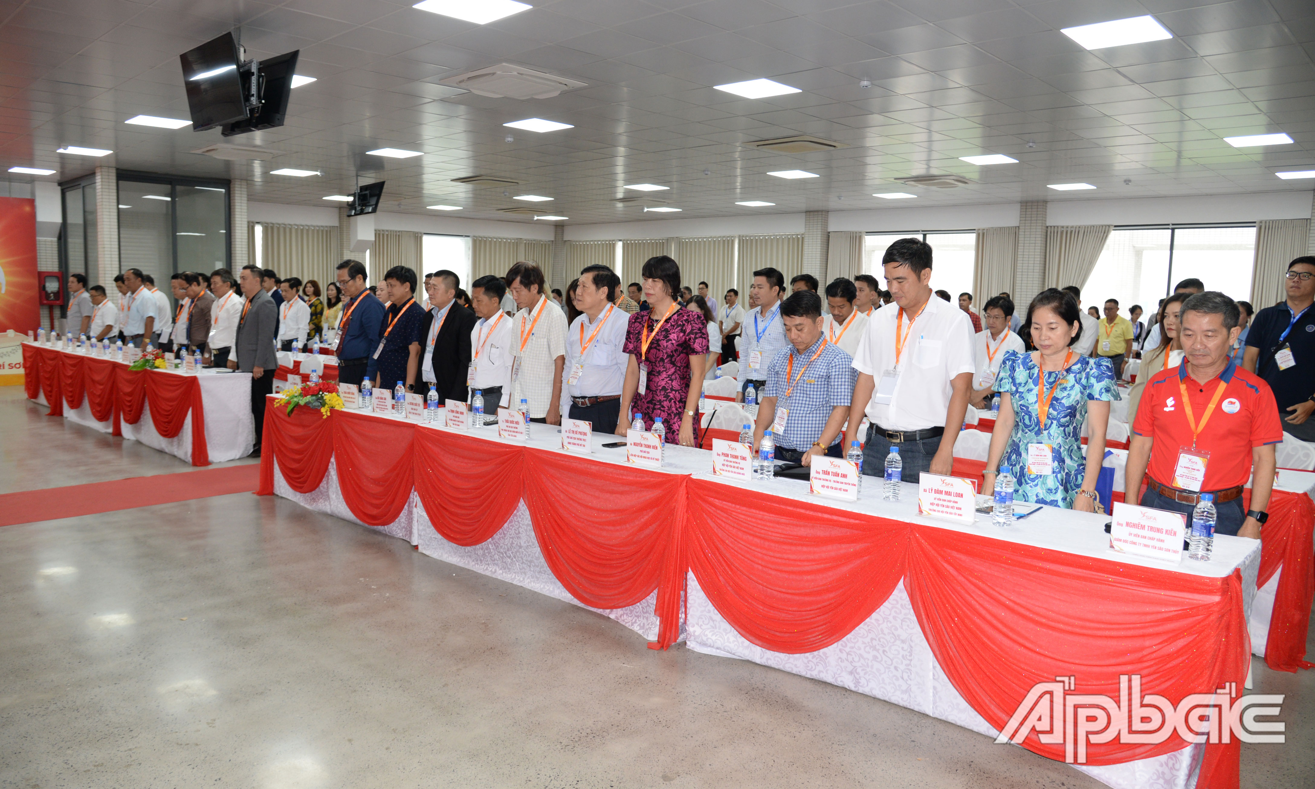 Các đại biểu dành 1 phút tưởng niệm nguyên Chủ tịch nước Trần Đức Lương.