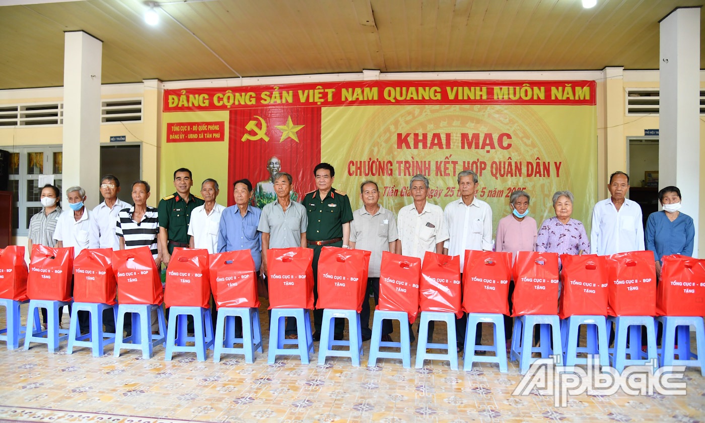 Thiếu tướng Nguyễn Đức Lợi, Bí thư Đảng ủy, Chính ủy Tổng Cục II - Bộ Quốc phòng và đồng chí Đại tá Võ Văn Năng, Phó Chỉ huy trưởng Bộ CHQS tỉnh Tiền Giang tặng quà cho gia đình chính sách.