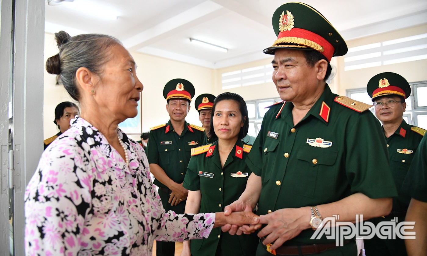 Thiếu tướng Nguyễn Đức Lợi thăm hỏi người dân đến khám bệnh tại Chương trình.