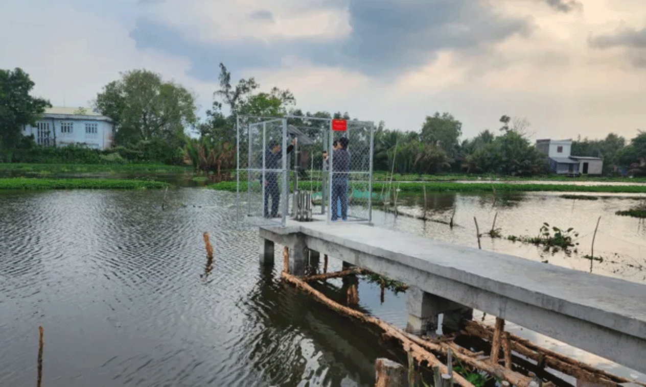 Một trạm quan trắc đo độ mặn tại huyện Long Mỹ, tỉnh Hậu Giang.