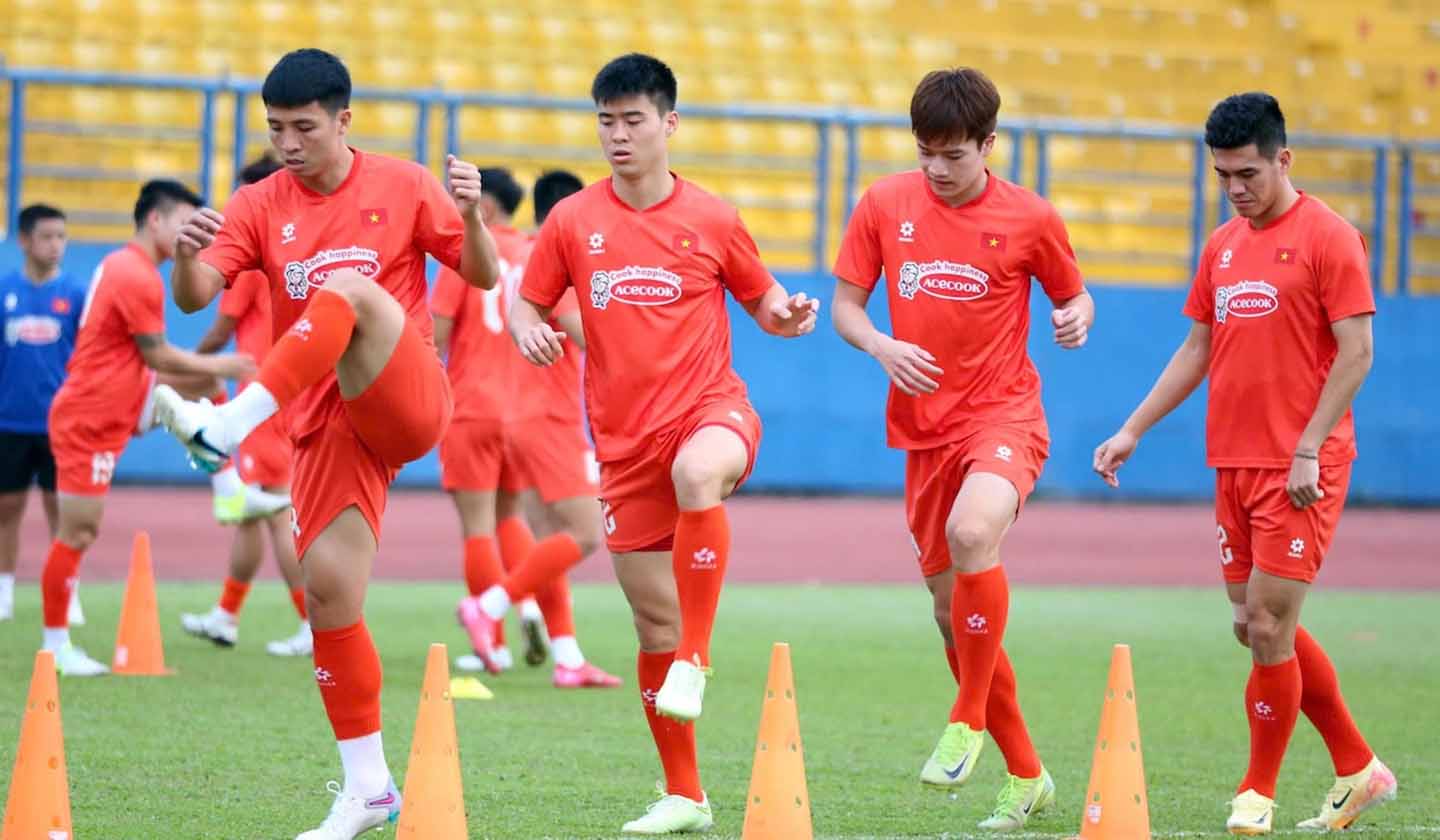 HLV Kim Sang-sik cho thấy sự an toàn khi vẫn giữ bộ khung chính của Đội tuyển Việt Nam nơi hàng phòng ngự. Ảnh: Vietnamnet.vn
