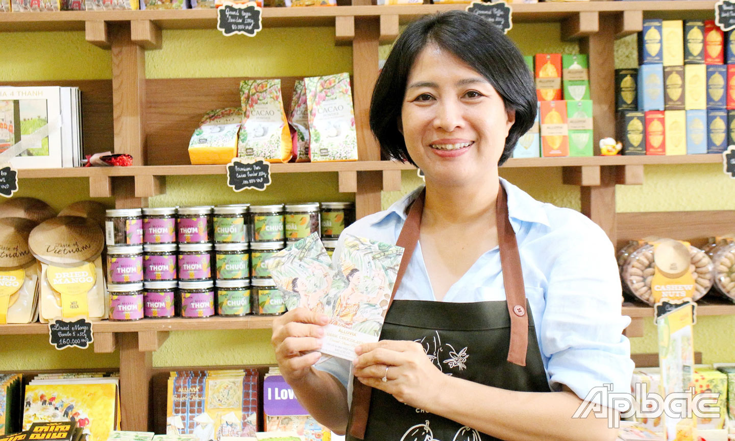 Chị Nguyễn Ngọc Điệp bên những sản phẩm mang thương hiệu Alluvia.