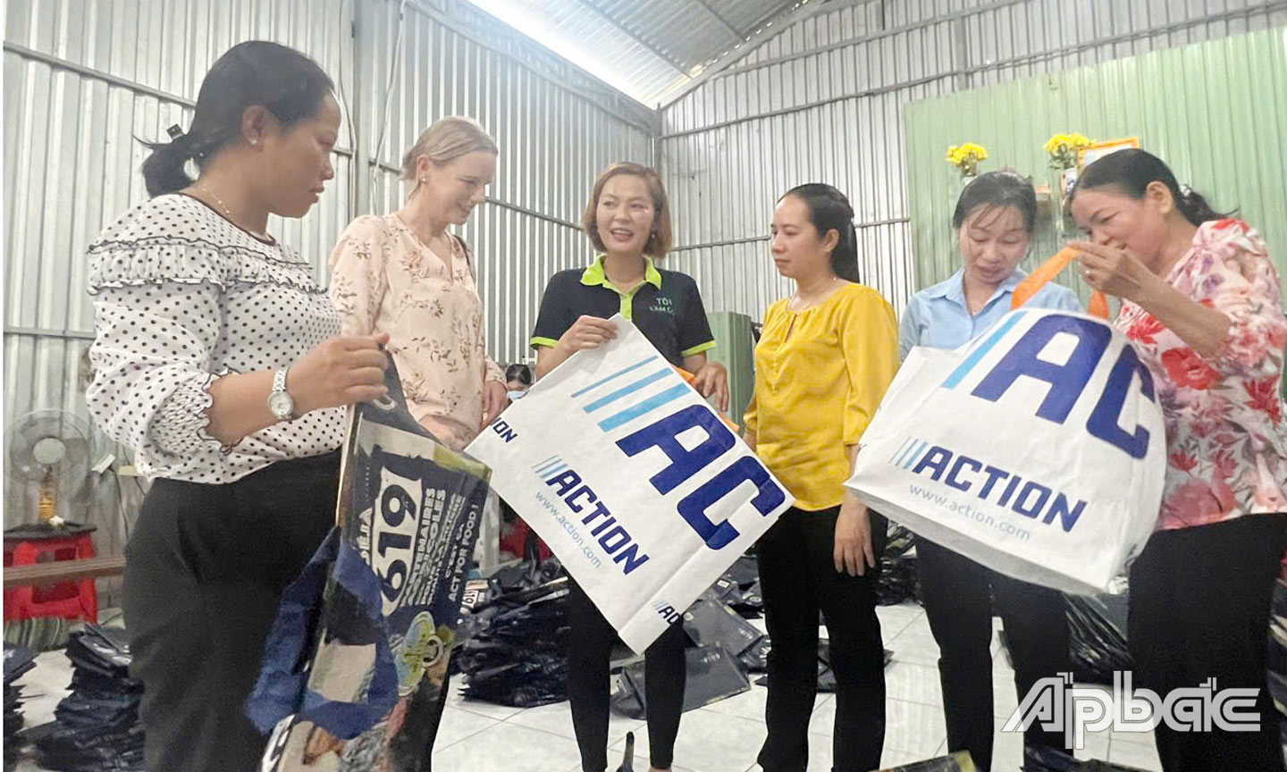 Chị Võ Thị Hậu (thứ 3 từ trái qua), xã Mỹ Hội, huyện Cái Bè đã rất tự tin khởi nghiệp bằng nghề may túi xách gia công.
